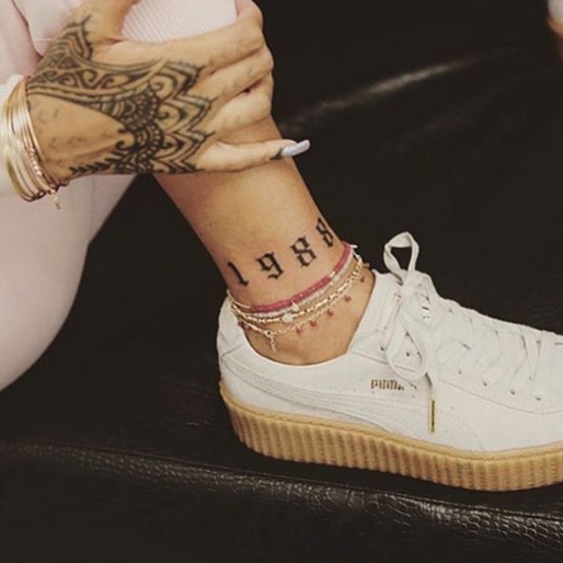 Rihanna visar sin senaste tatuering. Rihanna visar sin senaste tatuering.